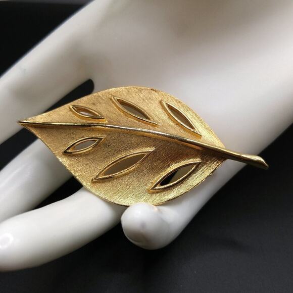 Vintage 1960s Gold Plated Leaf Brooch, 2 3/4 Inches - Picture 2 of 8